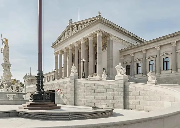 Modern At Rathaus *