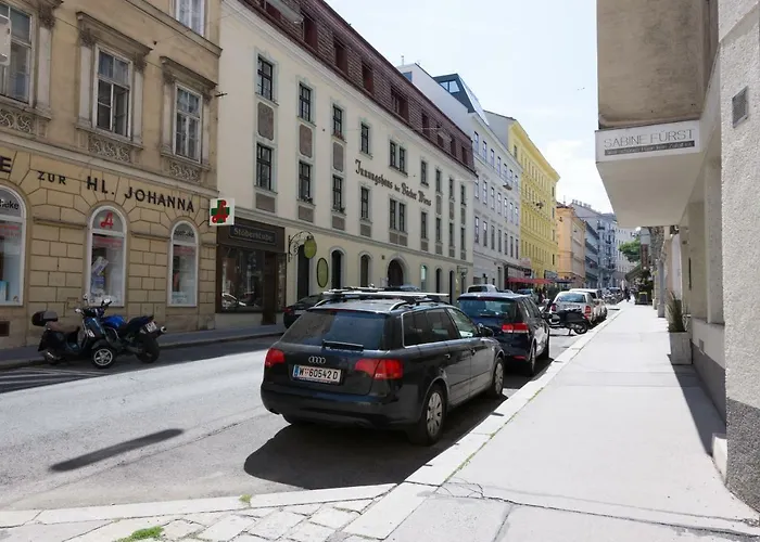 Modern At Rathaus